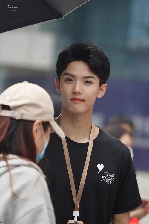 进娱乐圈为了吃瓜的小说,从吃瓜群众到幕后推手的逆袭之路